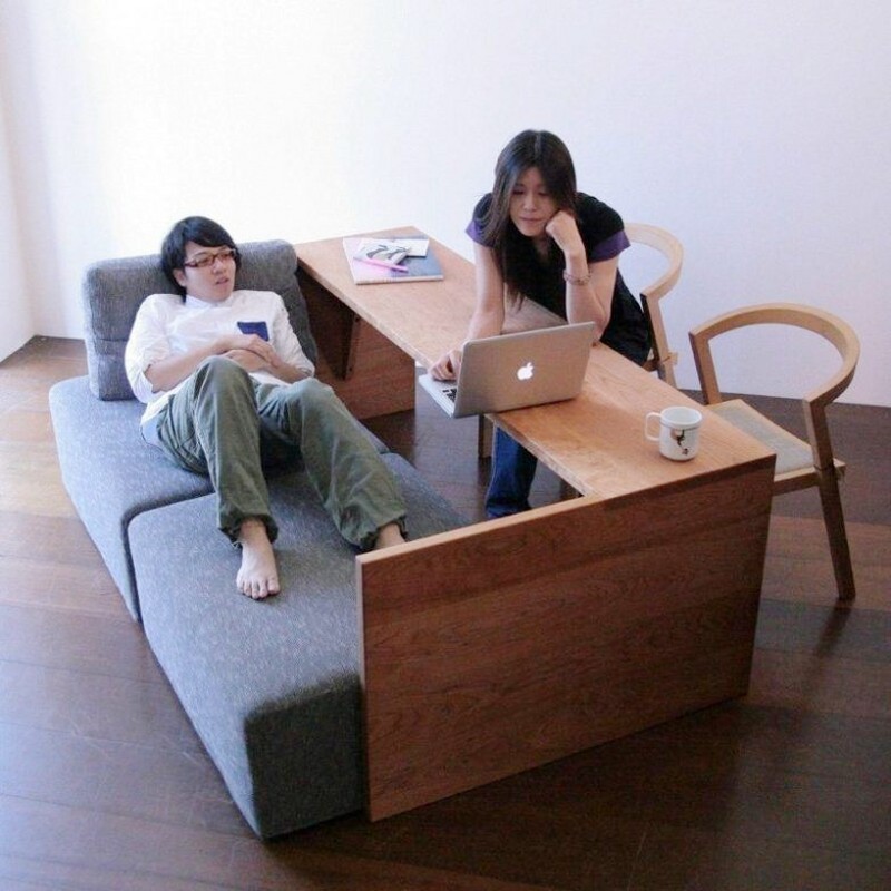Однако, как же удачно японцы могут совместить место отдыха с рабочим столом!