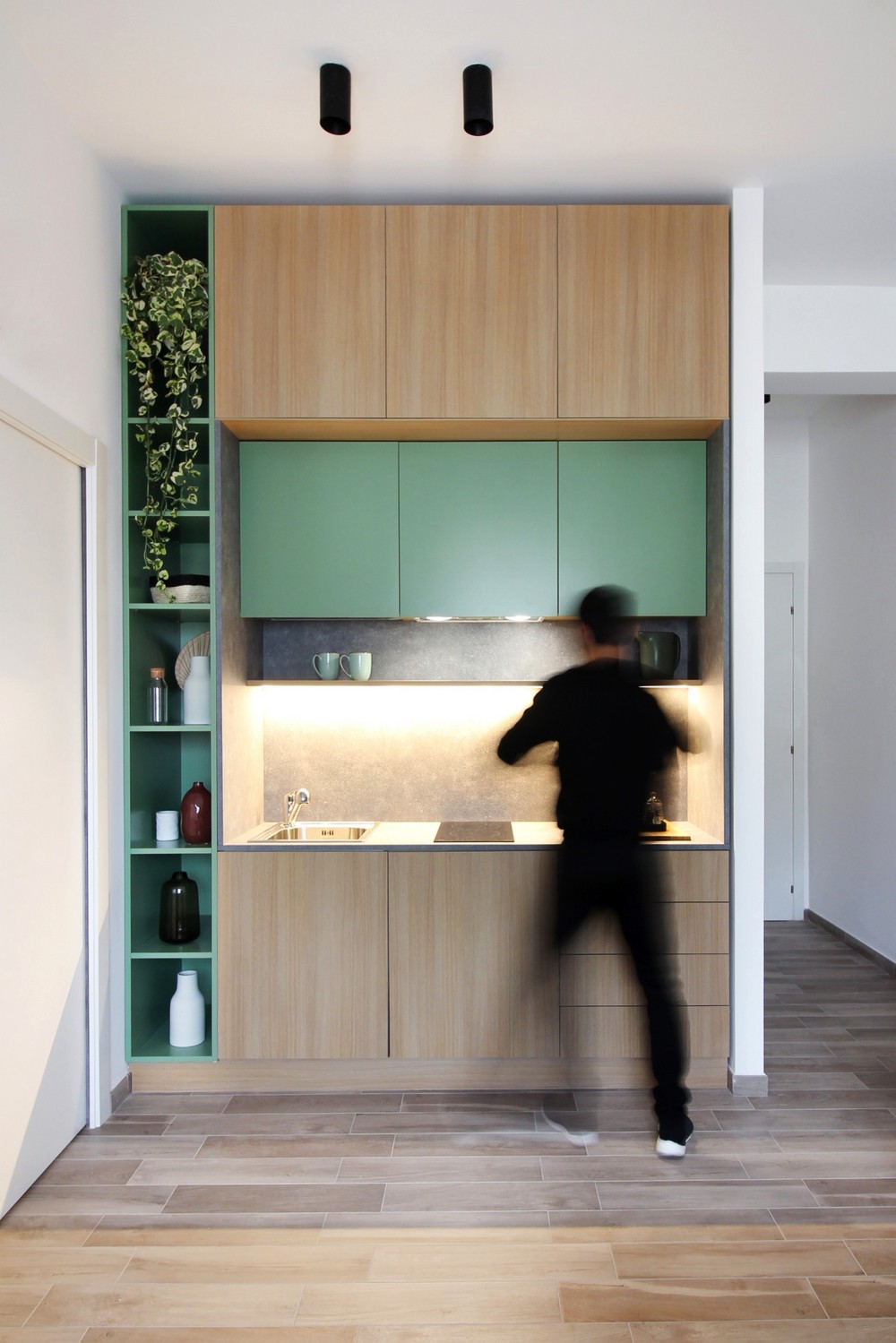 Современная мини кухня выполненная в  формате до потолка