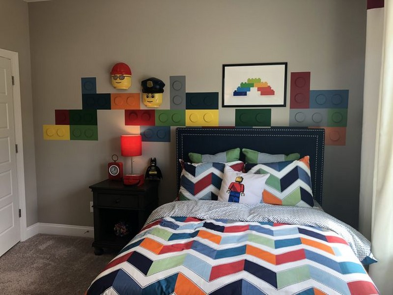 Стена комнаты с элементами из конструктора Лего