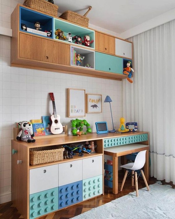 Фасады мебели в стиле Лего покрашены в пастельные цвета, что хорошо сочетается с древесным декором детской мебели 