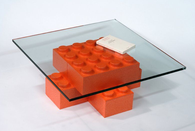 Журнальные столы в стиле Лего простой конструкции: столешница из стекла, которая опирается на основания - кирпичики Лего