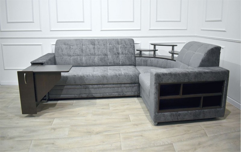 Более масштабный вариант - складной столик, который задвигается в широкий подлокотник и встроенная ниша с полками в другом подлокотнике дивана