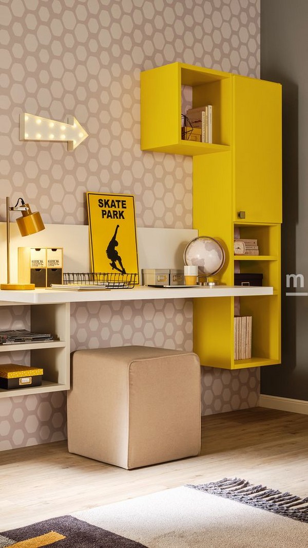 Яркие желтые открытые полки и шкафчики над письменным столом