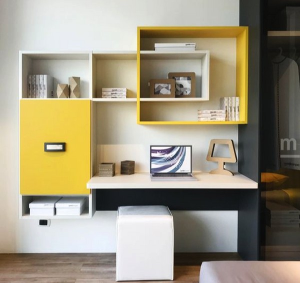 Яркие желтые открытые полки и шкафчики над письменным столом