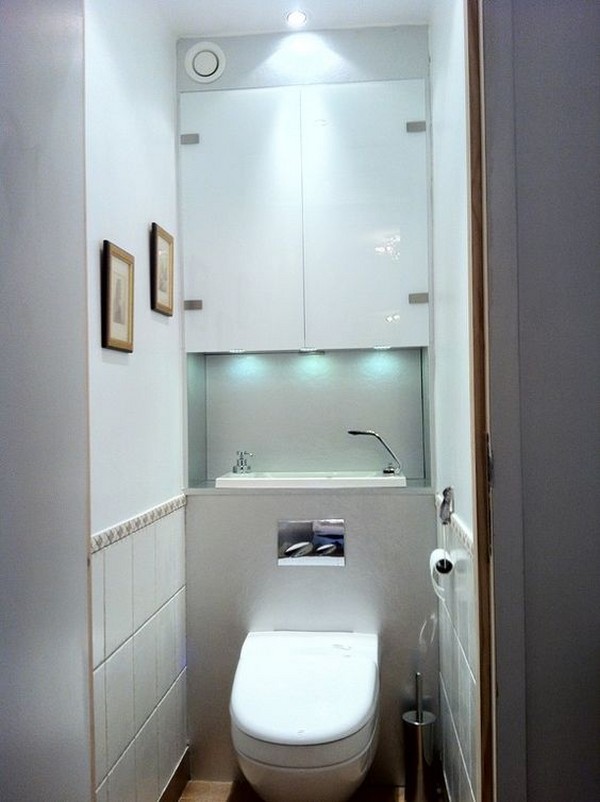 Более оптимальное использование пространства туалета: над раковиной расположен двухдверный шкаф с подсветкой снизу