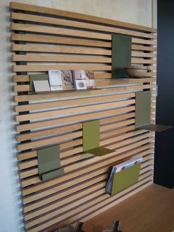 Такая конструкция из деревянных реек может стать офисным органайзером при размещении её над столешницей письменного стола