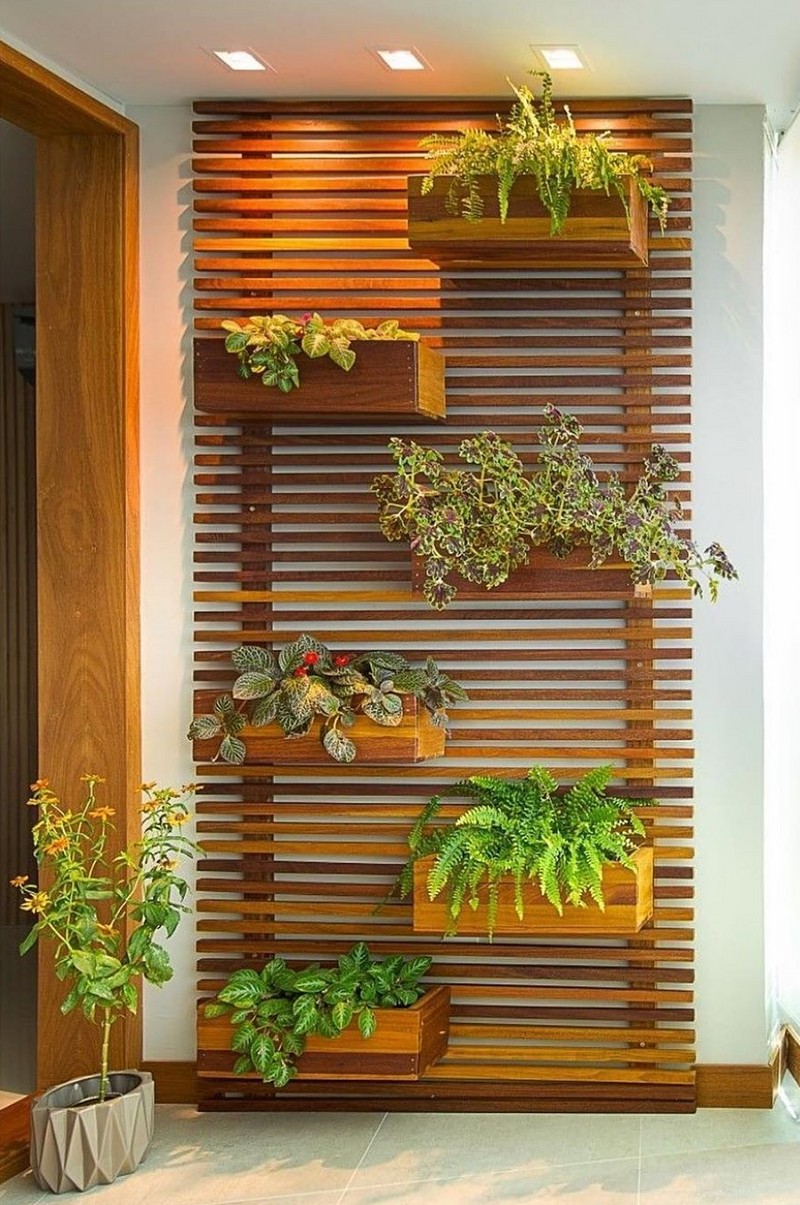 Если экран надежно закрепить на стене, то на нём можно повесить и ящики с комнатными растениями