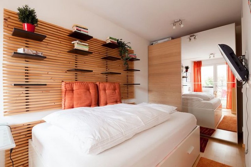 Ещё несколько примеров кроватей с экранами из деревянных реек вместо головных спинок