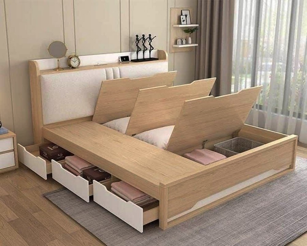 Часть пространства кровати занимают выдвижные ящики, остальные три секции закрывают откидные щиты с выемкой для удобства их подъема