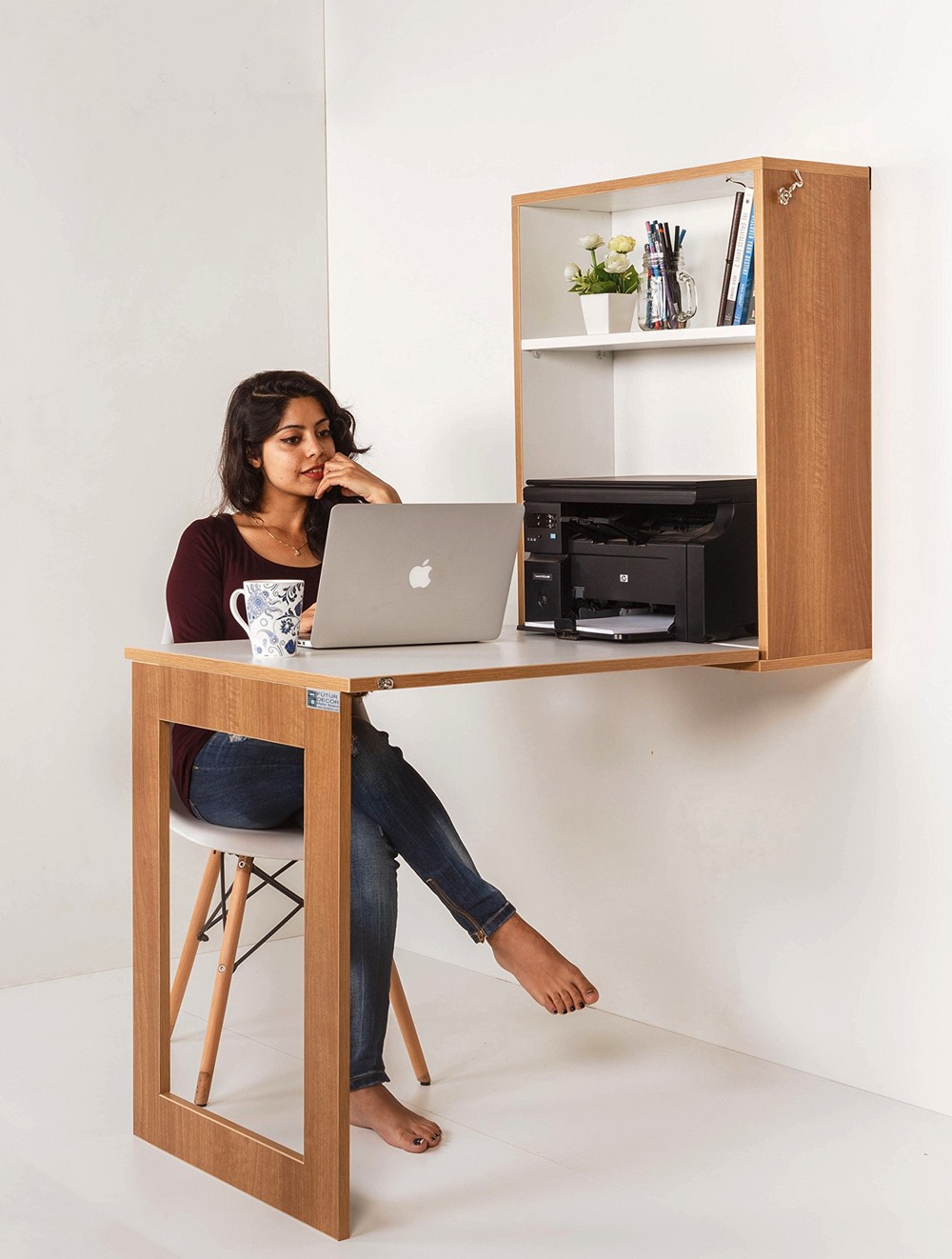 Складной настенный стол используется как рабочее место, за которым можно расположиться с ноутбуком