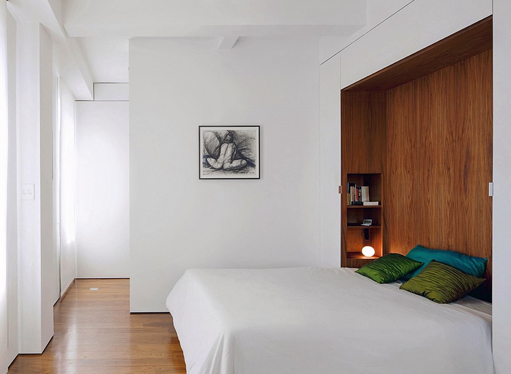 Кровать Мёрфи успешно интегрирована в крохотную спальню в скандинавском стиле