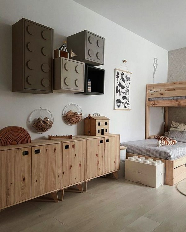 Пример успешного сочетания дерева с элементами Лего в дизайне детской комнаты, даже просматривается отсыл к скандинавскому стилю, несмотря на необычные элементы 