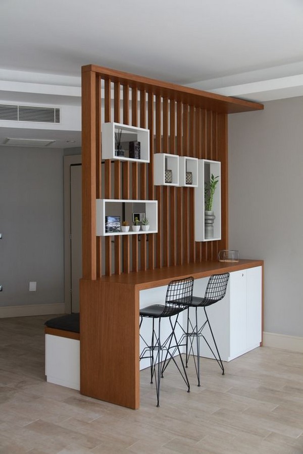 Стеллаж перегородка, которая одновременно делит пространство квартиры, является прихожей и барной стойкой для кухни